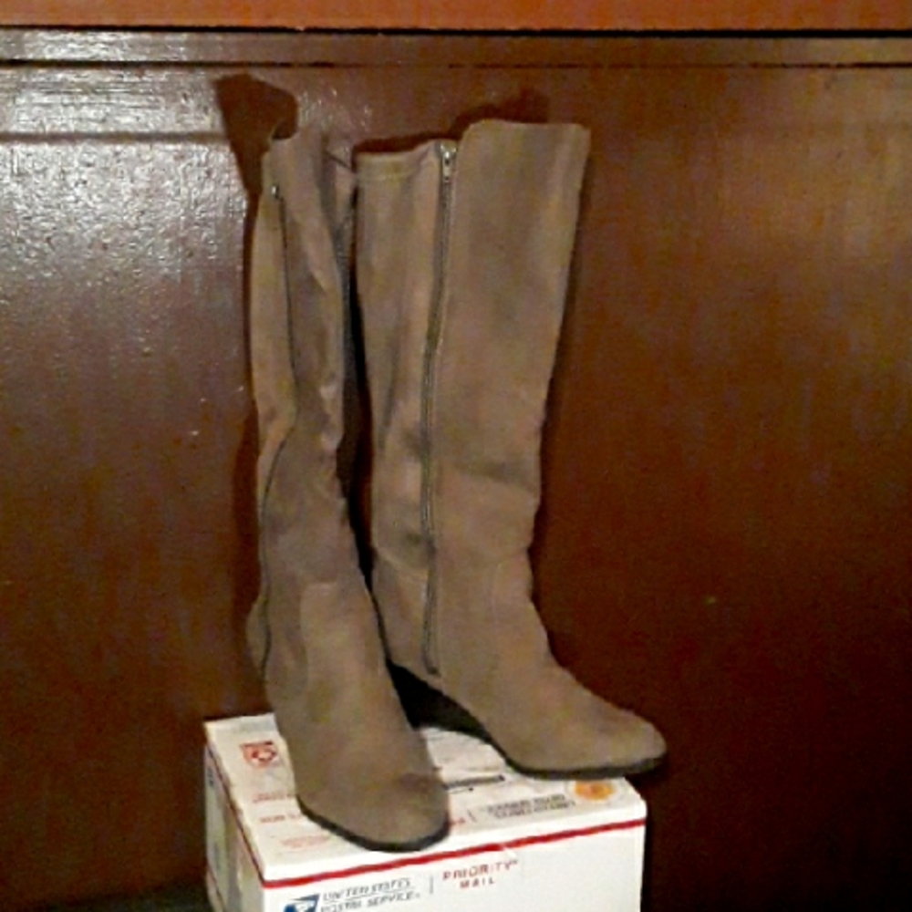 NWT Style & Co Sz 8.5 Taupe Colored Wedge Heel Boots. Gorgeous Classy Boot.